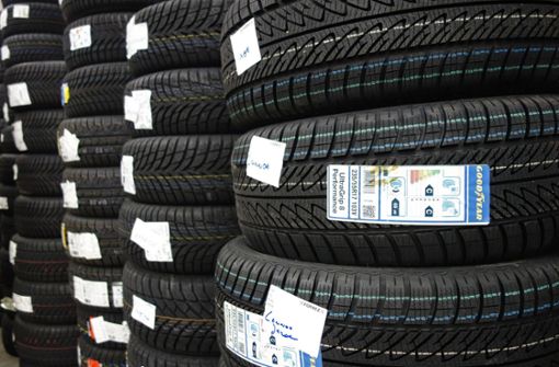 Mehrere Stapel neuer Winterreifen werden in einem Reifenzentrum gelagert. Foto: Imago/Imagebroker/Philippe Clément