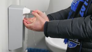 Auch Fußballfans sollten sich die Hände in diesen Tagen häufig waschen Foto: dpa/Friso Gentsch