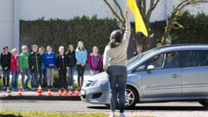 Die Schüler beobachten, wie lange das Auto zum Bremsen braucht. Foto: Horst Rudel