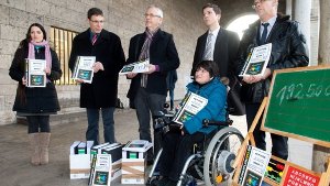 Online-Petitions-Übergeber vor dem baden-württembergischen Landtag Foto: dpa