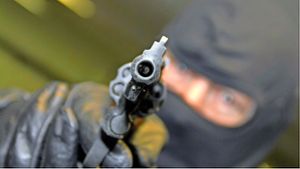 Die Täter haben den Fahrer und Beifahrer des Transporters mit Schusswaffen bedroht. Foto: dpa/Roland Weihrauch