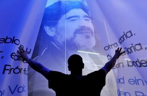 Ein überlebensgrosses Porträt der Fußball-Legende Diego Maradona im Pavillon des Buchmessen-Gastlandes Argentinien Foto: dpa