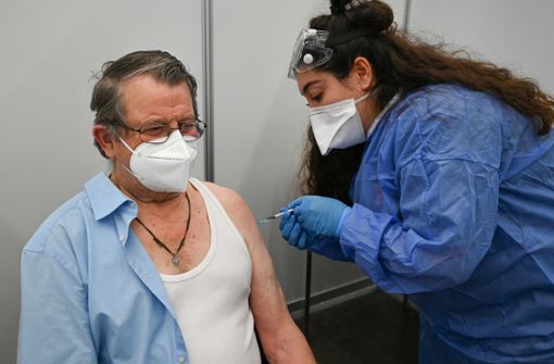 In den Kreisimpfzentren wird nun losgeimpft – auch in Ravensburg: Hier wird dem Senior Willi Beck von der Arzthelferin Funda Özagac der Biontech-Impfstoff verabreicht. Foto: dpa/Felix Kästle