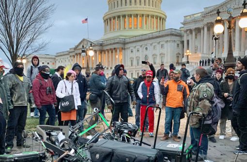 Ein Zeichen ihrer Missachtung traditioneller Medien: Radikale Trump-Anhänger haben vor dem Kapitol die Ausrüstung eines Fernsehteams zerstört. Foto: AFP