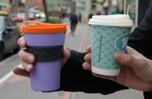 Mehrweg statt mehr weg: Wiederverwendbare Kaffeebecher beeinflussen die persönliche Müllbilanz positiv. Foto: dpa/Franziska Kraufmann