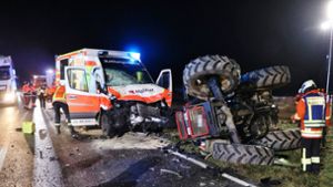 Rettungswagen im Einsatz kollidiert mit Traktor – fünf Verletzte