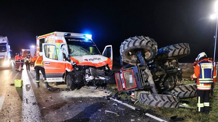 Unfall bei Aspach: Rettungswagen im Einsatz kollidiert mit Traktor – fünf Verletzte