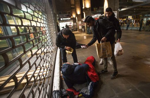 In mehreren Gruppen verteilen die Männer die Lunchpakete und Handschuhe an Obdachlose in der  Stuttgarter Innenstadt und Bad Cannstatt. Foto: Ines Rudel/Lichtgut Ines Rudel
