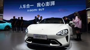 Das Elektroauto SU7 von Xiaomi, ausgestellt auf der Beijing Auto Show in Peking am 25. April 2024. Foto: AFP/JADE GAO