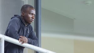 Interssierter Zaungast: VfB-Neuzugang Chadrac Akolo. Foto: Pressefoto Baumann