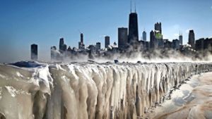 Meterdicke Wälle aus Eis bedecken die Uferbarrieren des in weiten Teilen zugefrorenen Michigansees in der Millionenmetropole Chicago (US-Bundesstaat  Illinois). Foto: AFP