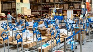 Online bestellte Ware wartet auf Abholung – ein gewohntes Bild für Ikea-Mitarbeiter in den vergangenen Wochen. Jetzt können Kunden    wieder  ins Möbelhaus. Foto: factum/Jürgen Bach
