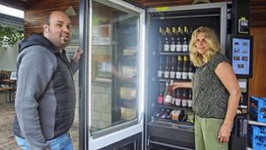 Forsthof-Verkaufsleiter Dany Arnold und Bettina Roth gewähren einen Blick ins Innere des Weinautomaten. Foto: avanti