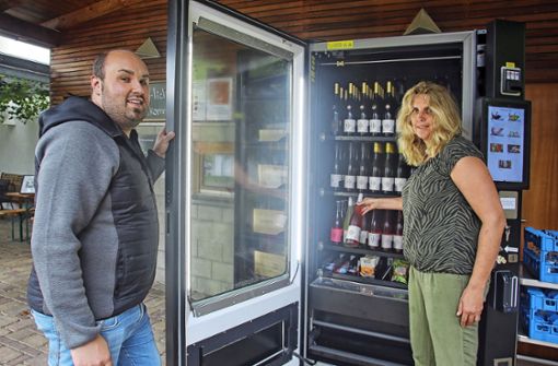 Forsthof-Verkaufsleiter Dany Arnold und Bettina Roth gewähren einen Blick ins Innere des Weinautomaten. Foto: avanti