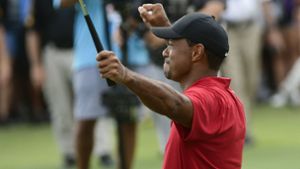 In Siegerpose: Tiger Woods hat in Atlanta seinen ersten Turniersieg nach mehr als fünf Jahren gefeiert. Foto: AP