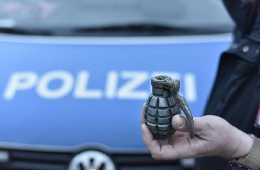 Bei der Durchsuchung einer der Wohnungen der Tatverdächtigen wurde eine Handgranate gefunden. (Symbolbild). Foto: 7aktuell.de/Oskar Eyb