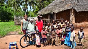 Mitten in Msambweni: Eva Köder-Schmid mit ihren Schützlingen in Kenia Foto: privat