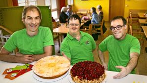Der Café-Chef Christian Brauße und seine Mitarbeiter Mario Werner und Martin Schmid (von links) brauchen sich mit ihren leckeren Kuchen nicht zu verstecken. Foto: Ines Rudel