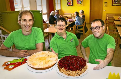 Der Café-Chef Christian Brauße und seine Mitarbeiter Mario Werner und Martin Schmid (von links) brauchen sich mit ihren leckeren Kuchen nicht zu verstecken. Foto: Ines Rudel