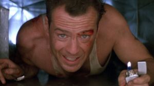 Bruce Willis in„Stirb langsam“ von 1988 – vorerst eingeengt, aber nicht kleinzukriegen. Foto: imago images