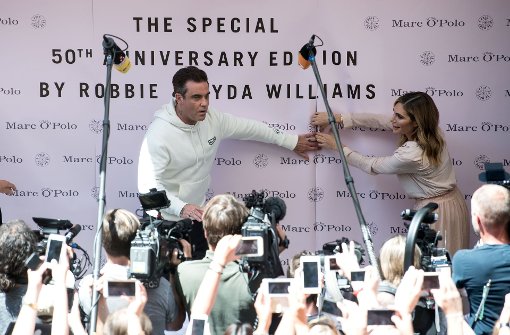 Robbie Williams und seine Frau Ayda Field bei der Vorstellung ihrer Sweatshirt-Mode. Foto: dpa