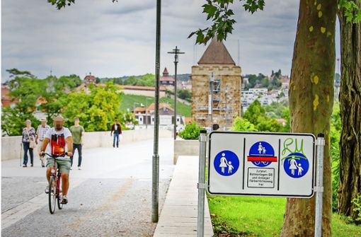 Das Fahrrad-Symbol auf dem Schild an der Pliensaubrücke ist überklebt. Vorerst dürfen Radler hier nicht fahren. Foto: Roberto Bulgrin