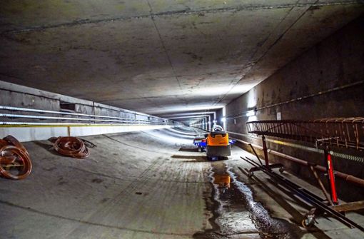 Für die Autofahrer unsichtbar, wird in den Abluft- und  Medienkanälen  unter der Tunnelfahrbahn  bereits   seit Monaten gearbeitet. Fotos: Foto: SDMG
