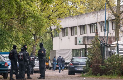 Die Bremer Polizei durchsucht die Vereinsräume der Al-Mustafa-Gemeinschaft Foto: dpa/Sina Schuldt
