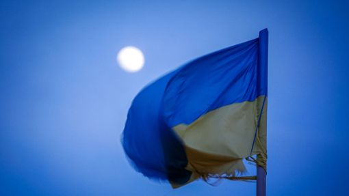 Die ukrainische Flagge weht im Mondlicht über der Hafenstadt Odessa. Foto: Kay Nietfeld/dpa