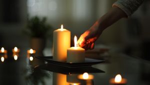 Könnte man die Wohnung auch mit Kerzen heizen? Foto: Pheelings media / shutterstock.com