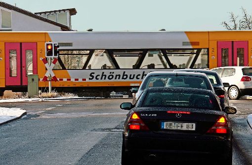 Am Bahnübergang  an der Altdorfer Straße in Holzgerlingen müssen sich die Verkehrsteilnehmer von Dezember nächsten Jahres an auf längere Wartezeiten einrichten. Foto: factum/Weise