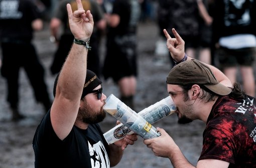 Die Heavy-Metal-Fans feierten ausgelassen auf dem Wacken. Weitere Bilder vom letzten Festivaltag gibt es in unserer Fotostrecke. Foto: dpa