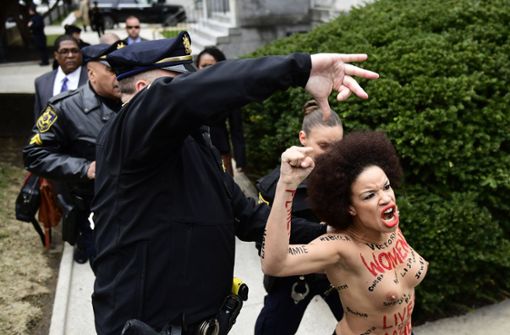 Eine Frau verleiht ihrem Protest mit Nacktheit Ausdruck. Foto: FR171469 AP