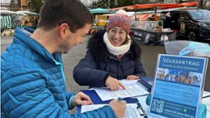 Jürgen Pfadt und Marita Raschke möchten     noch möglichst viele Unterschriften sammeln, wie hier auf dem Wochenmarkt. Foto: privat