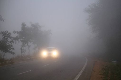 Bei dichtem Nebel sind sich viele Autofahrer unsicher, welches Licht sie benutzen sollen. Alles Wichtige dazu erfahren Sie hier.