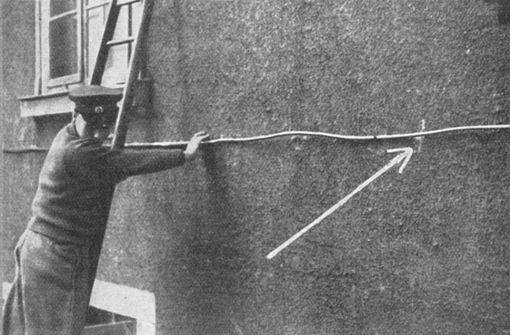 Im Haus Werderstraße 12 ist  am 15. Februar 1933 das Kabel an dieser Stelle mit einem Beil abgehackt   und die Übertragung  der Hitler-Rede gestoppt worden. Foto: /Archiv SWR