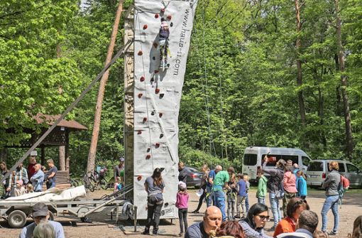 Die einen klettern noch, die anderen hocken schon: Das Engelbergsteigen ist eine beliebte Veranstaltung für Jung und Alt. Foto: Jürgen Bach