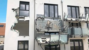 Fast sämtliche Balkone sowie mehrere Fenster wurden bei dem Neubau zerstört. Foto: Opitz