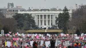 Hunderttausende Menschen haben sich aus Protest gegen den neuen Präsidenten vor dem Weißen Haus in Washington versammelt – angeblich mehr, als zur Inauguration von Donald Trump. Foto: AFP