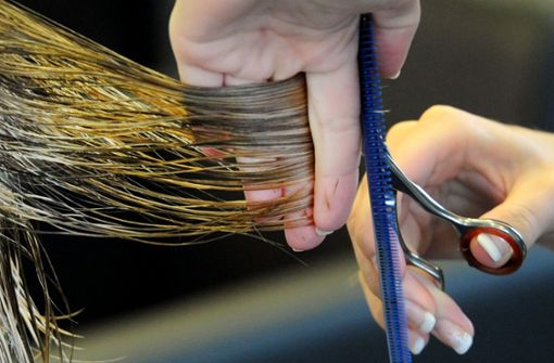 Auch im Friseurhandwerk wird oft noch unter dem gesetzlichen Mindestlohn verdient. Foto: dpa