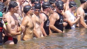 Der Start beim Welzheimer Triathlon im Aichstruter Stausee ist für alle ein Spektabel: für die Sportler und für die Zuschauer. Foto: privat