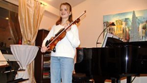 Sofia Emilsson mit ihrer wertvollen Geige, die ihr die Deutsche Stiftung Musikleben zur Verfügung stellt. Foto: Armin Friedl