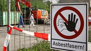 Der einst beliebte Baustoff Asbest steht auf dem Index: Er gilt als krebserregend und erbgutschädigend. Foto: dpa/Bernd Wüstneck