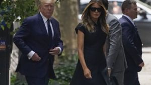 Donald Trump, ehemaliger Präsident der USA, kam mit seiner Frau Melania  zur Beerdigung seiner Ex-Frau. Foto: dpa/John Minchillo