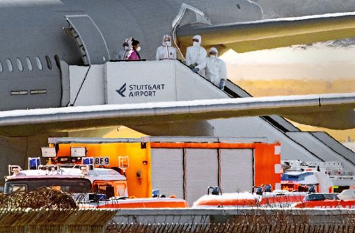 Besonderer Einsatz am Stuttgarter Flughafen: Passagiere aus dem Airbus 310  wurden von Ärzten und dem DRK in Empfang genommen und betreut. Foto: dpa/Sebastian Gollnow
