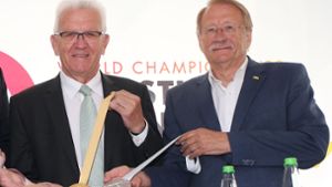 Wolfgang Drexler, der Präsident des Schwäbischen  Turnerbunds (re.),  neben Ministerpräsident Winfried Kretschmann bei der Präsentation der Medaillen der Turn-WM. Foto: Baumann