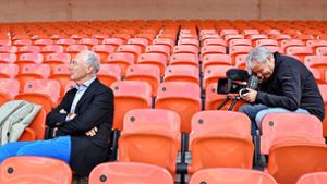 Thomas Schadt hat Franz Beckenbauer für seine Doku mehr als zwei Jahre lang begleitet. Gedreht wurde unter anderem auf der Tribüne im Londoner Wembley-Stadion. Foto: privat