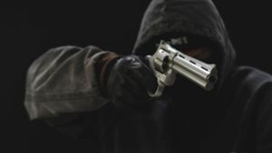Die Unbekannten bedrohten den Mann mit einer Pistole und einem Messer. (Symbolbild) Foto: Shutterstock/Lovely Bird