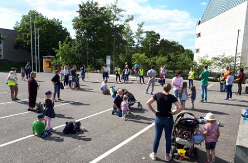 Rund 50 Erwachsene und Kinder demonstrieren vor der Schwabenlandhalle. Foto: Dirk Herrmann