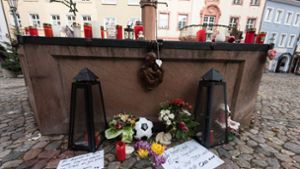 In den Tagen nach dem Mord ist der Brunnen auf dem Endinger Marktplatz zum Ort des Gedenkens geworden. Jetzt stehen dort wieder einige Grablichter. Foto: dpa